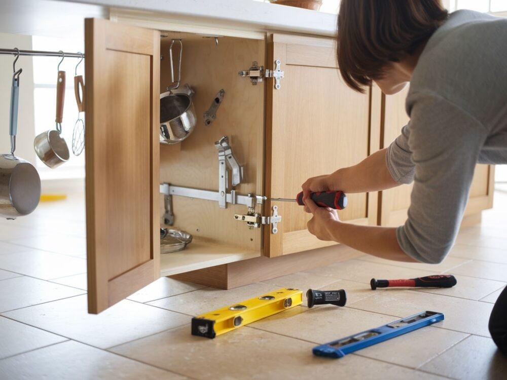 0Drzwiczki szafki podnoszone na zawiasach