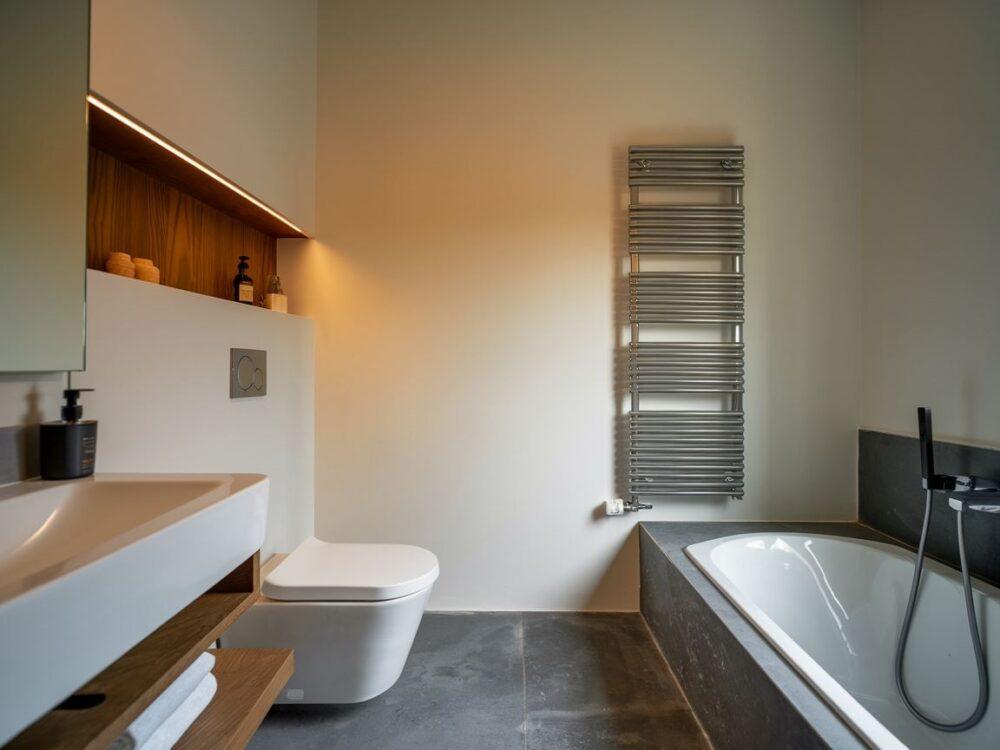 0Elegancki grzejnik w jasnej i przestronnej łazience