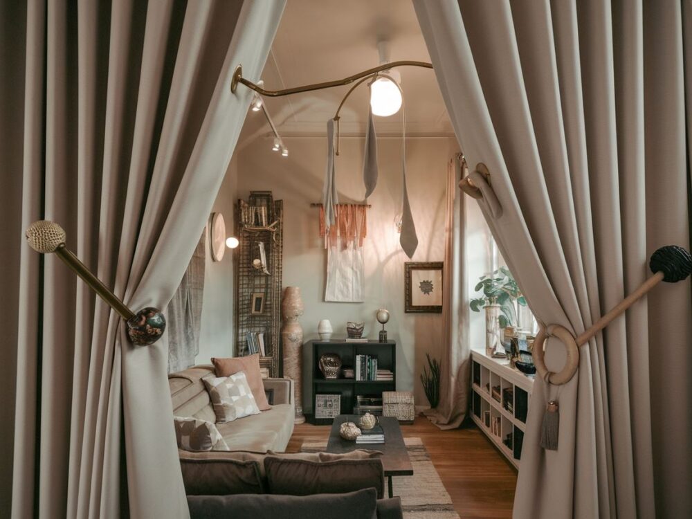 0Inspiracja do dekoracji wnętrz z zasłonami na karniszu