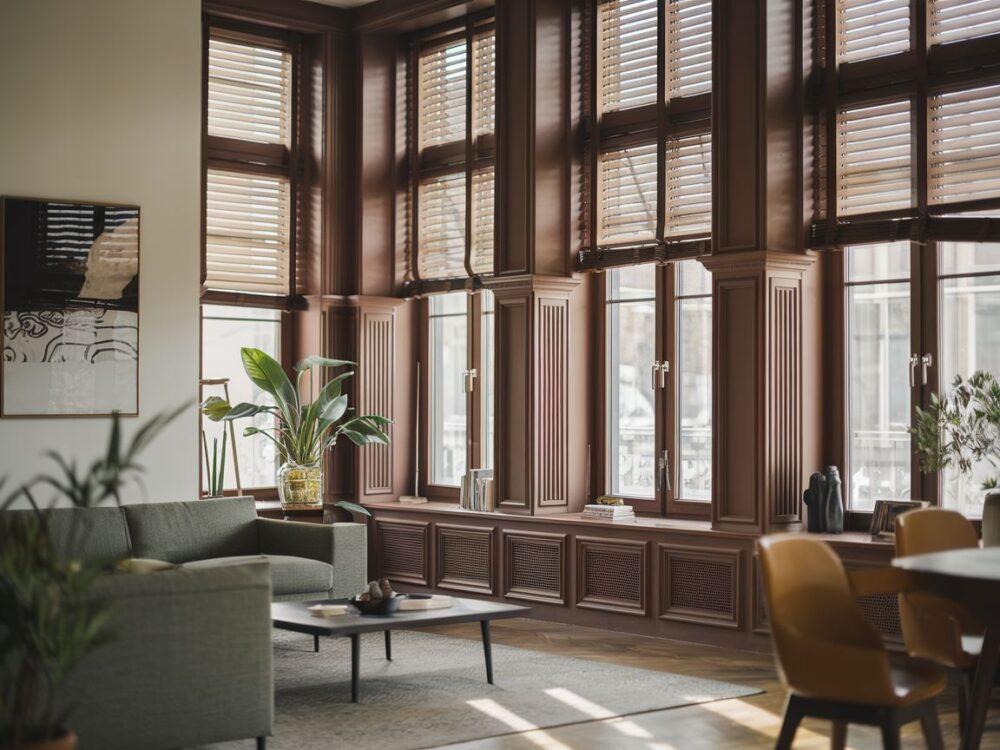 0Rolety w odcieniach ziemi na tle brązowych ram okiennych