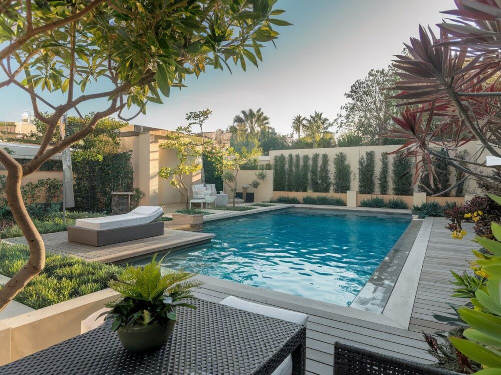 Basen w ogrodzie z eleganckim wykończeniem