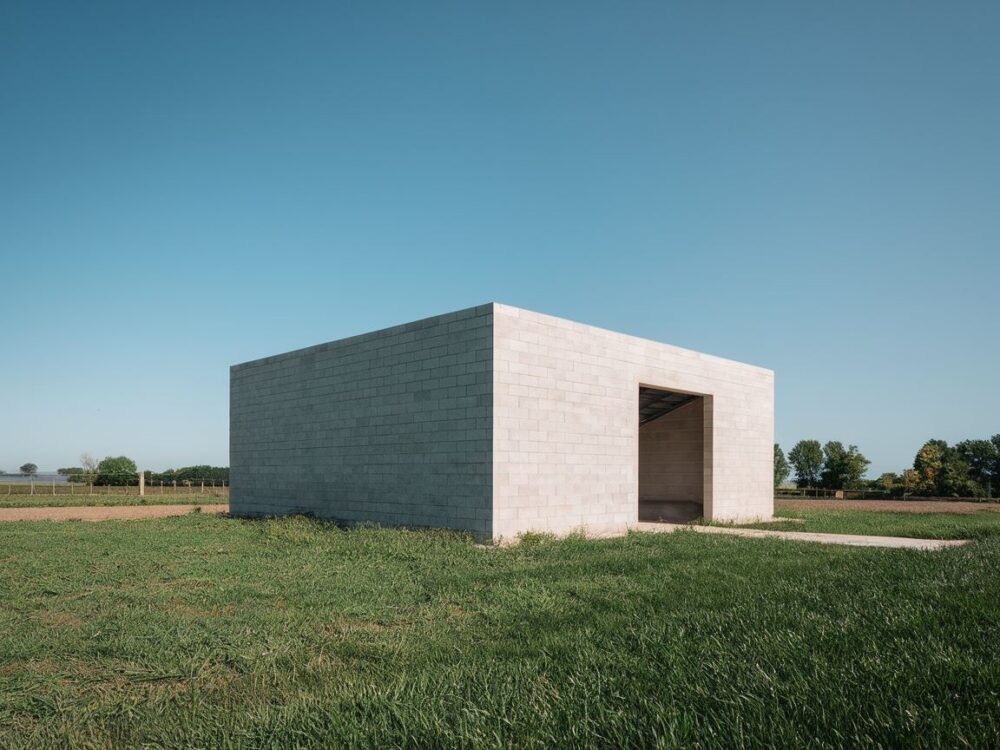 Budynek gospodarczy w trakcie prac budowlanych