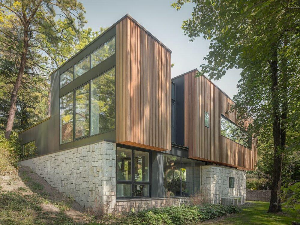 Dom otoczony zielenią z alternatywną elewacją