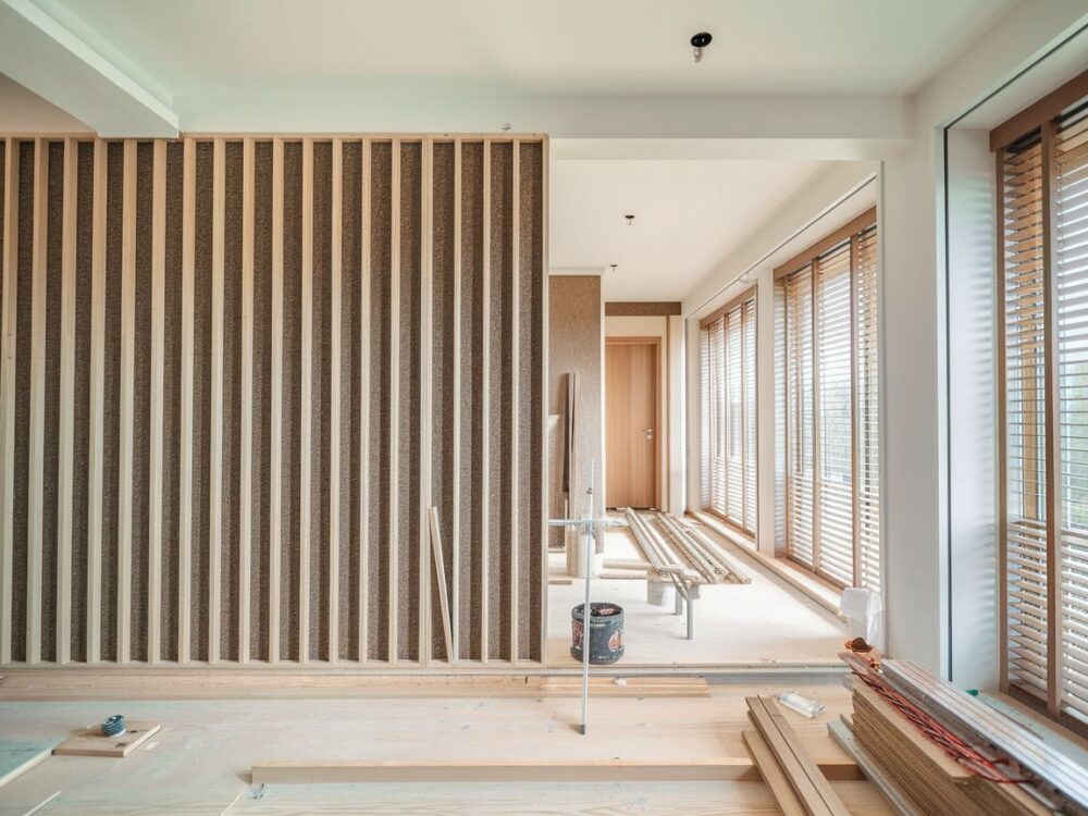 Drewniana ścianka działowa z pionowymi listwami w minimalistycznym stylu