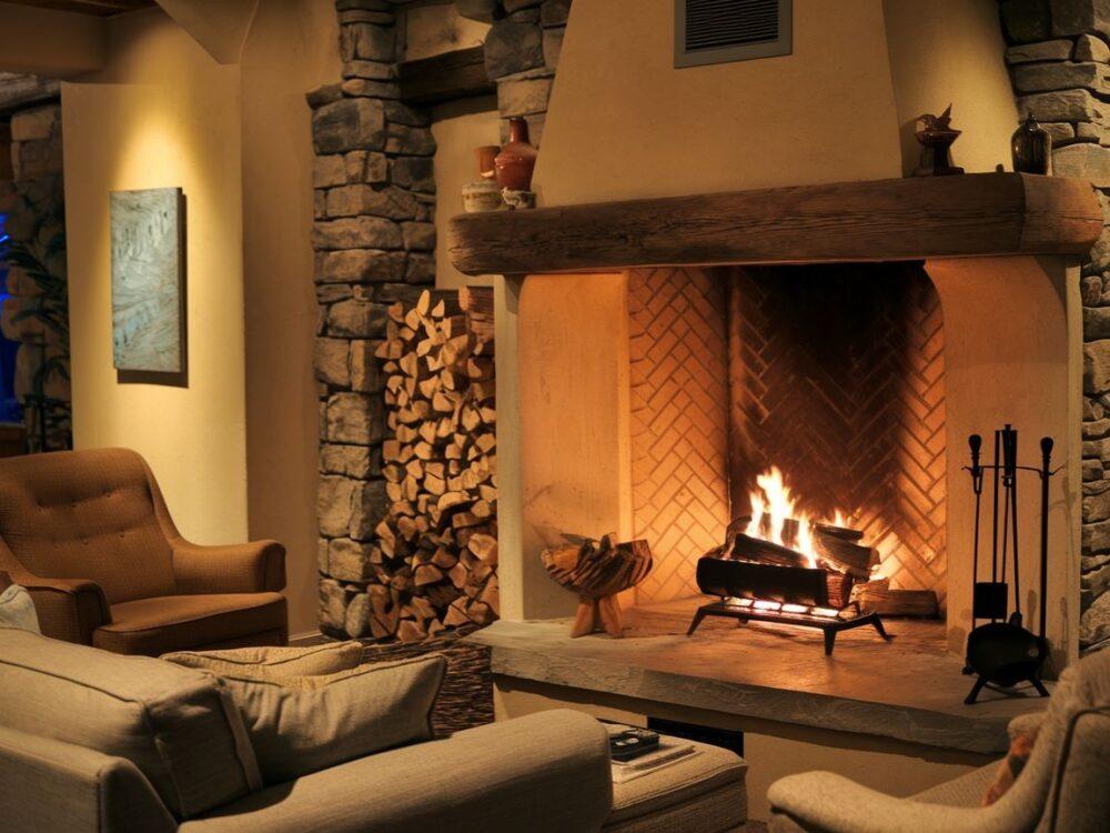 Drewniane szczapy ułożone w trójkątny wzór w kominku