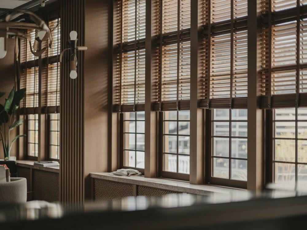 Eleganckie rolety na dużych brązowych oknach