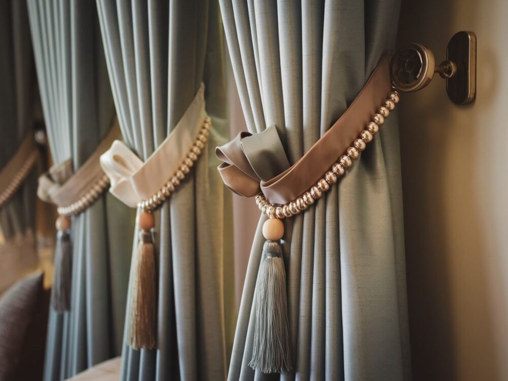 Eleganckie zasłony w przytulnym wnętrzu