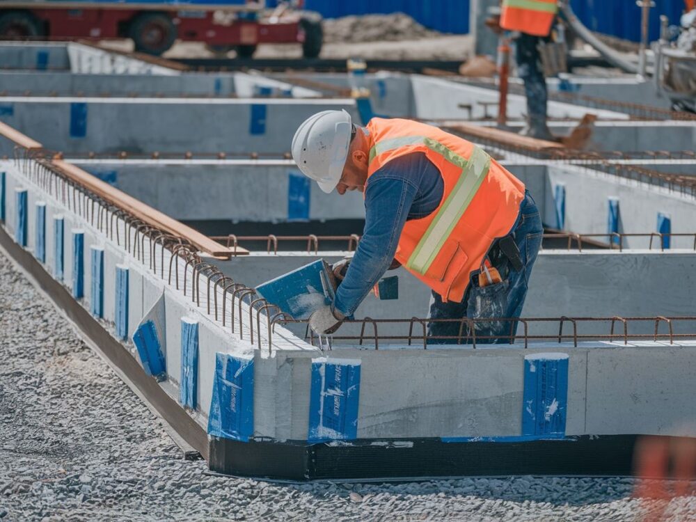 Fundamenty budynku pokrywane warstwą hydroizolacyjną