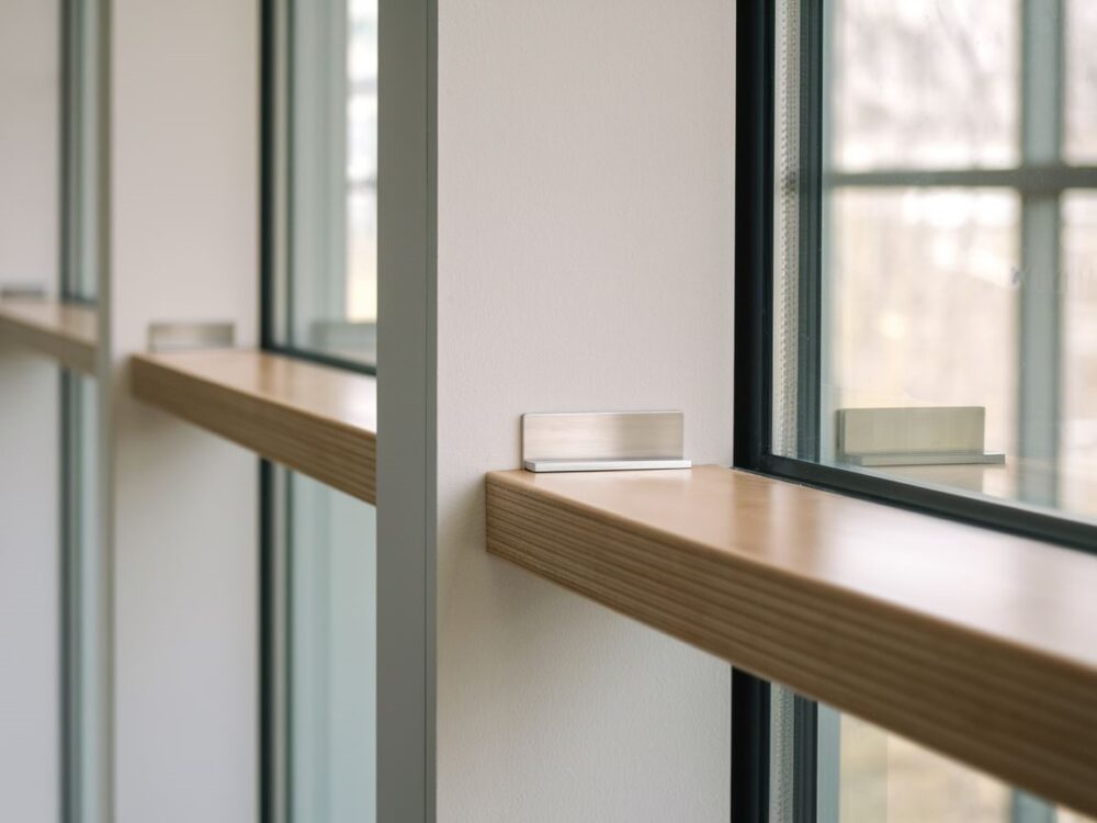 Funkcjonalny kapinos w nowoczesnym projekcie parapetu