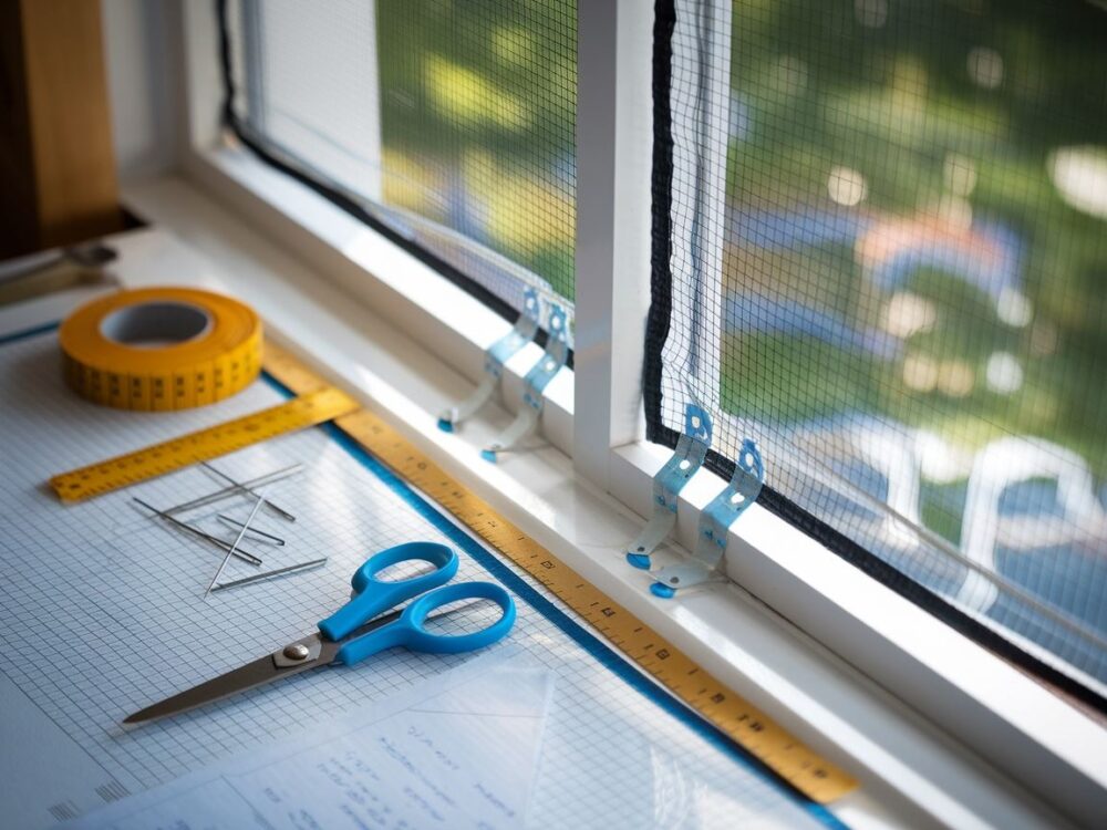 Gotowa moskitiera zamontowana na oknie