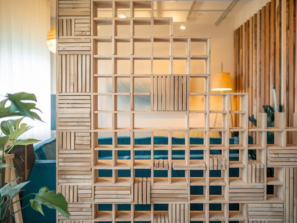 Jasne i przestronne wnętrze z drewnianą ścianką działową