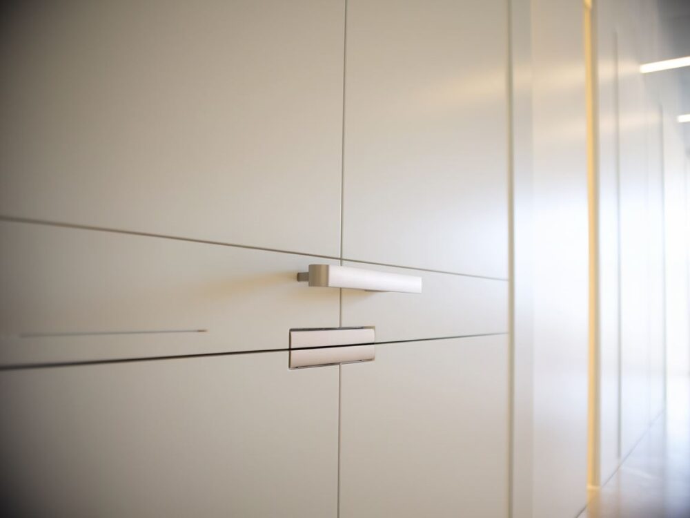 Klamka w skandynawskim stylu na białych drzwiach