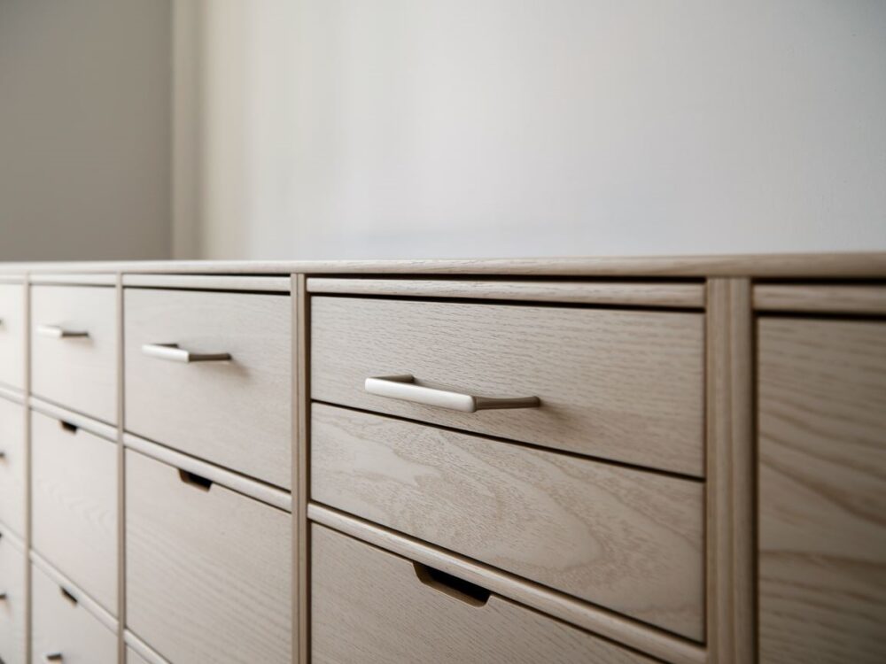 Kuchenne szafki z estetycznymi i funkcjonalnymi uchwytami