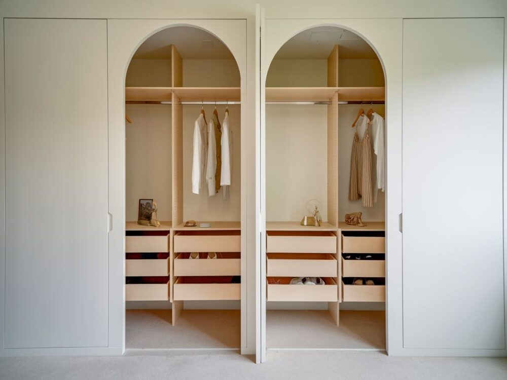 Lekka i funkcjonalna szafa wnękowa bez tylnej zabudowy