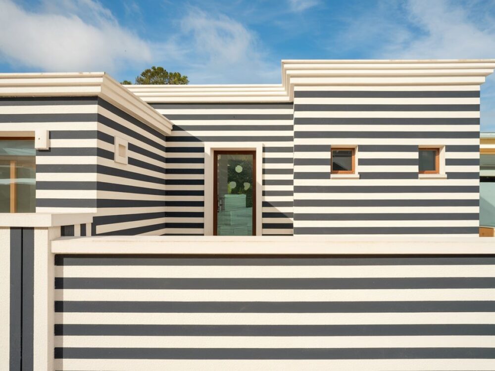 Malowanie elewacji w geometryczne pasy