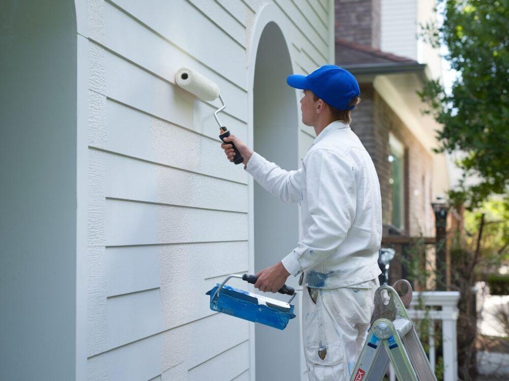 Malowanie ściany zewnętrznej wałkiem malarskim
