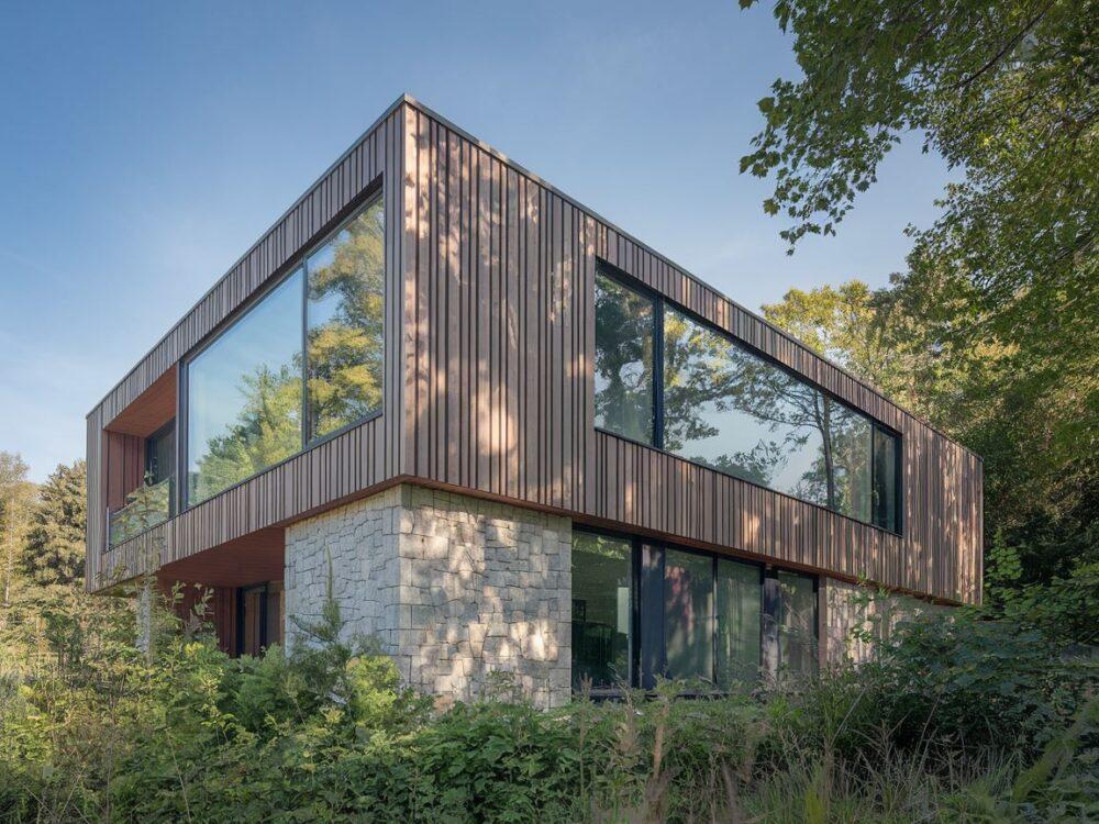 Metalowe panele na elewacji budynku