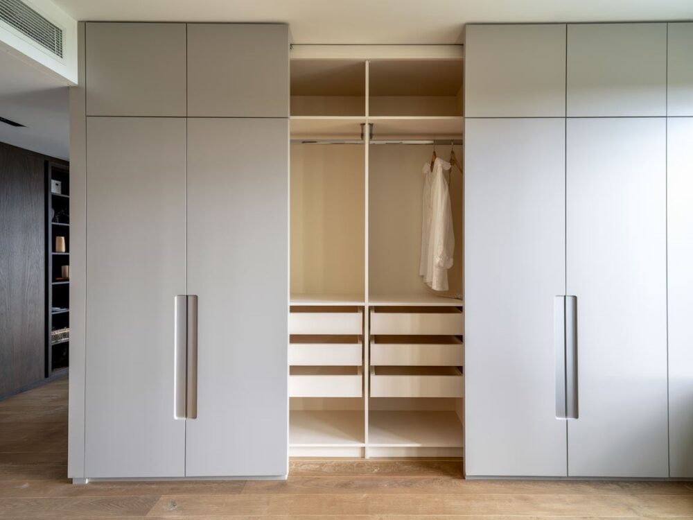 Minimalistyczna szafa wnękowa w stylu loftowym