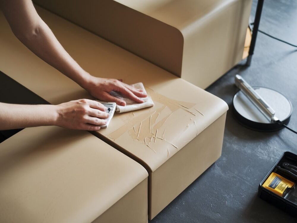 Minimalistyczne narzędzia do renowacji drewnianych mebli