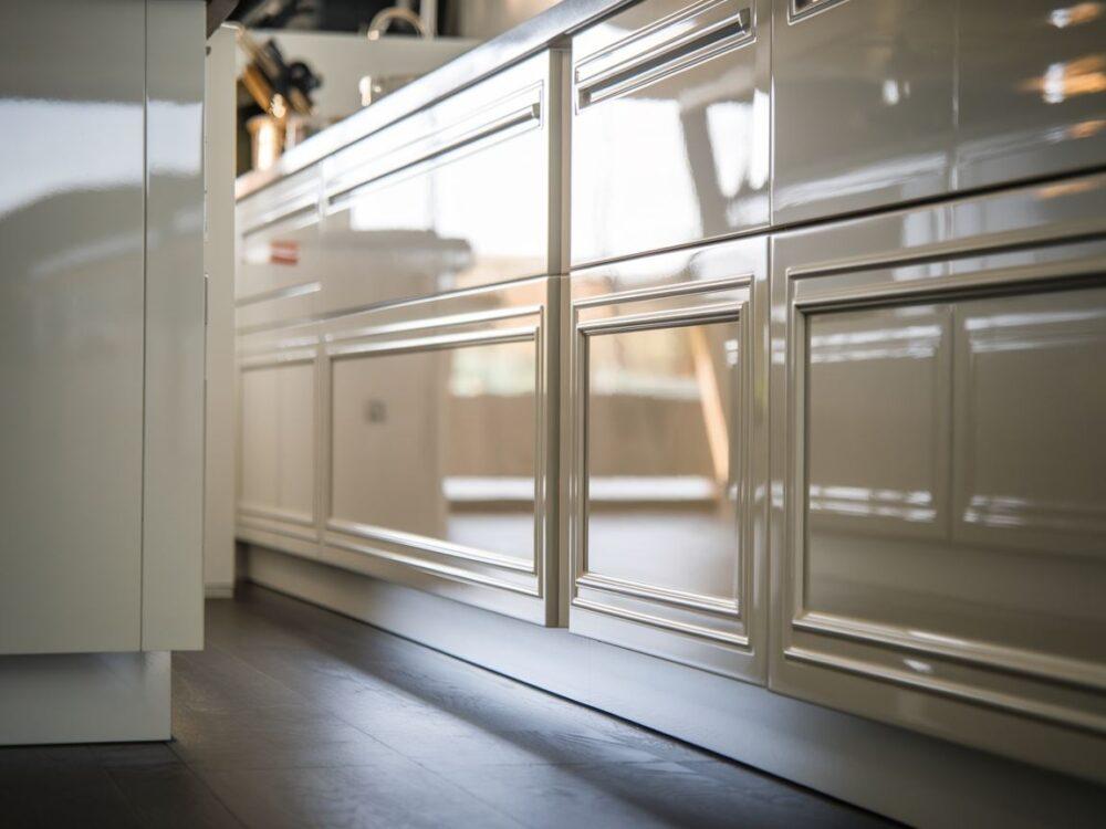 Minimalistyczny cokół w jasnej i przestronnej kuchni