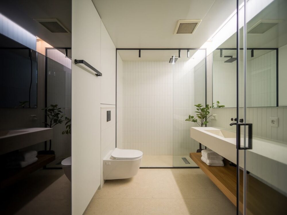 Minimalistyczny wentylator na ścianie łazienki