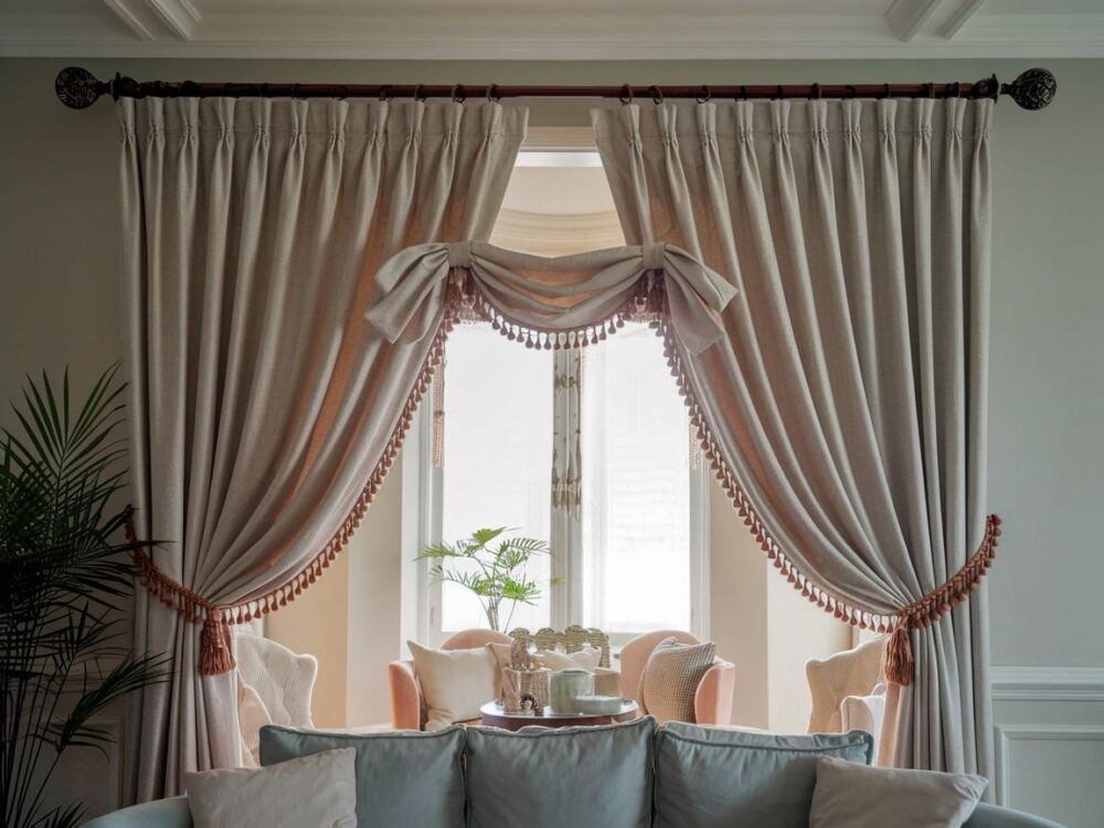 Minimalistyczny wystrój wnętrza z zasłonami na karniszu