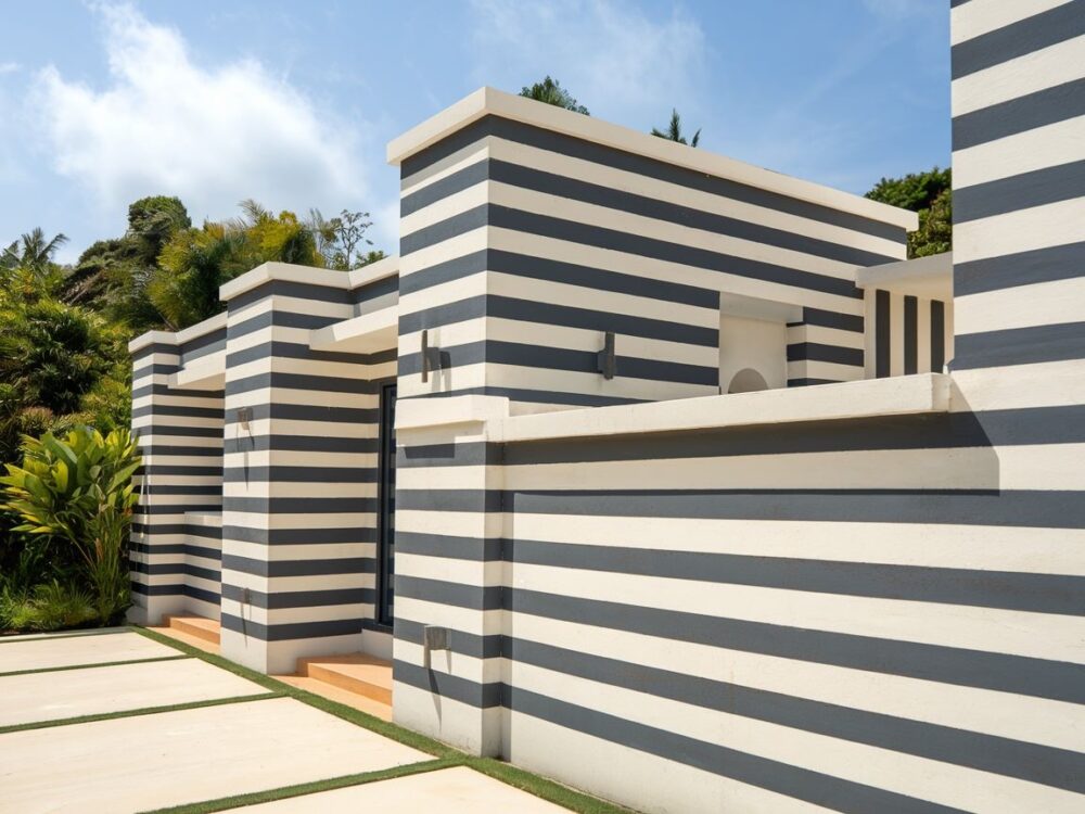 Nowoczesna elewacja z wyrazistymi pasami