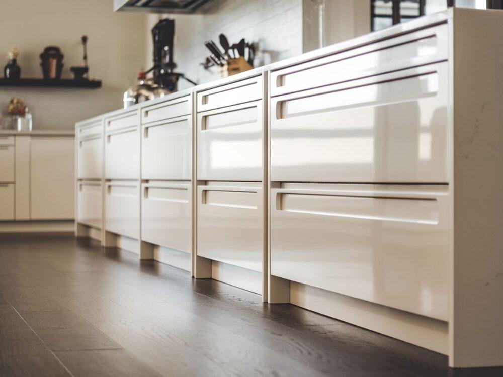 Nowoczesne szafki kuchenne z minimalistycznym cokołem