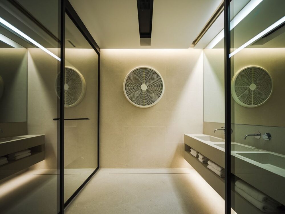 Nowoczesny design łazienki z wentylacją ścienną