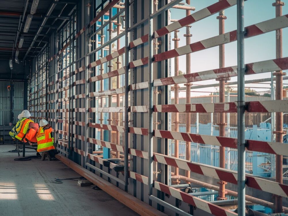 Okno z siatką ochronną na budowie