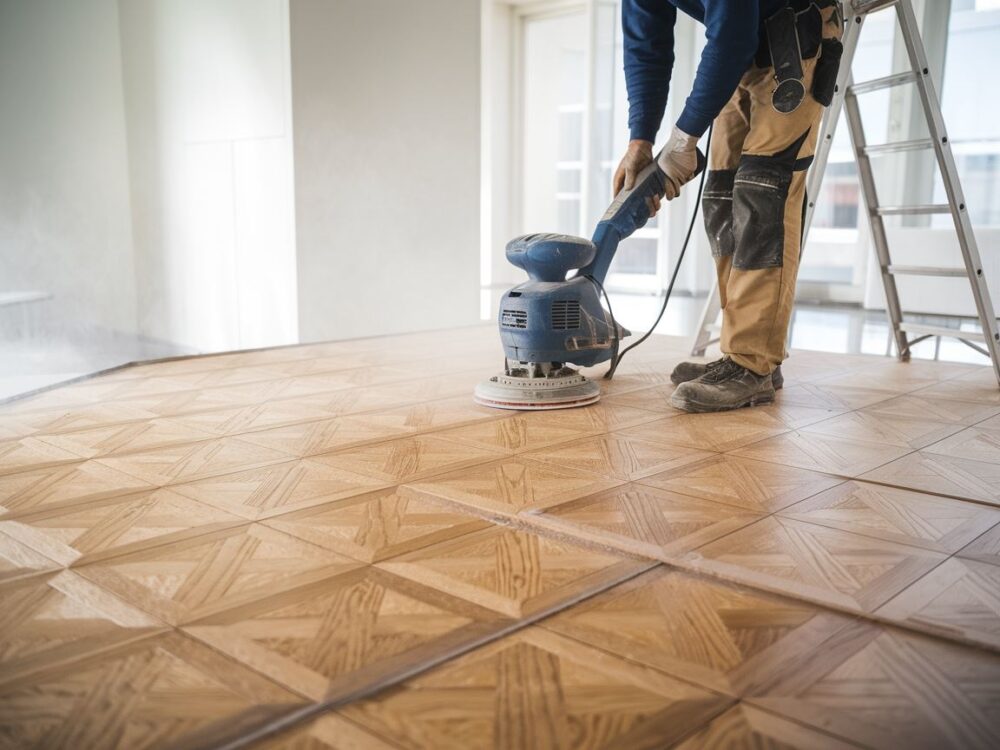 Parkiet w trakcie szlifowania papierem ściernym