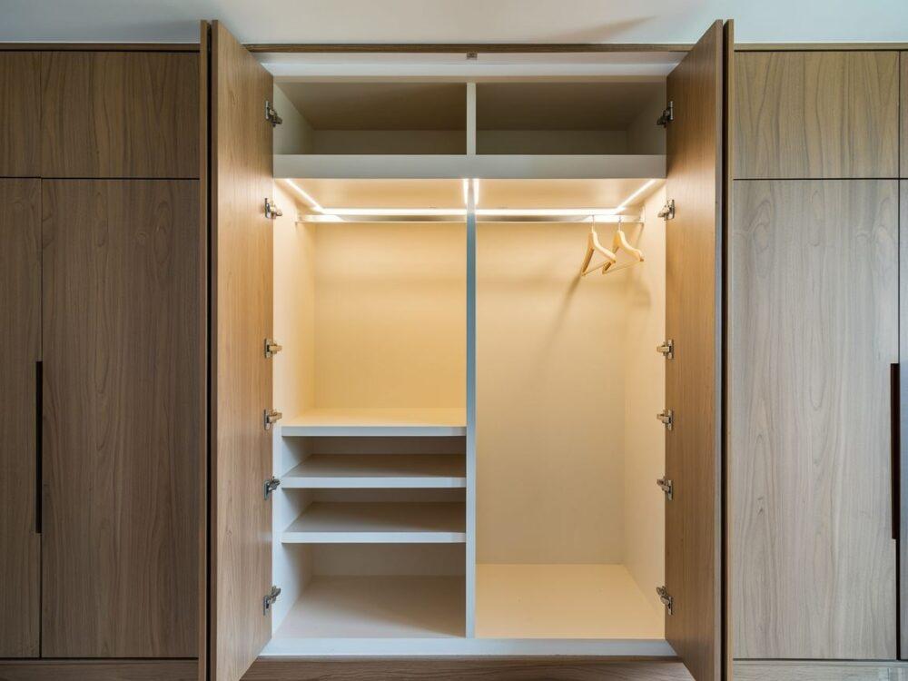 Precyzyjne mocowanie zawiasów w drzwiach szafy