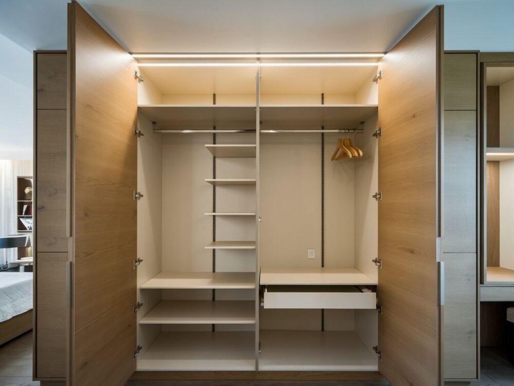 Projektowanie wnętrza szafy z półkami i wieszakami