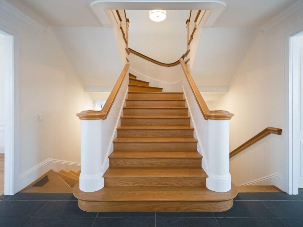 Przygotowanie powierzchni schodów do malowania