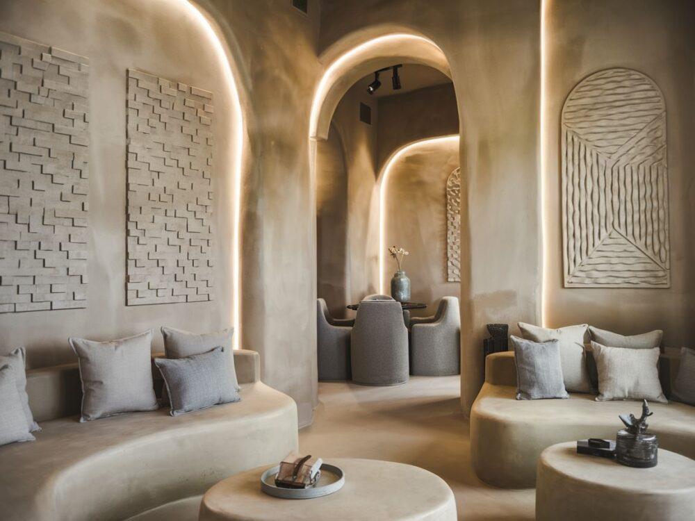 Przykład zastosowania paneli na nierównej powierzchni ściany