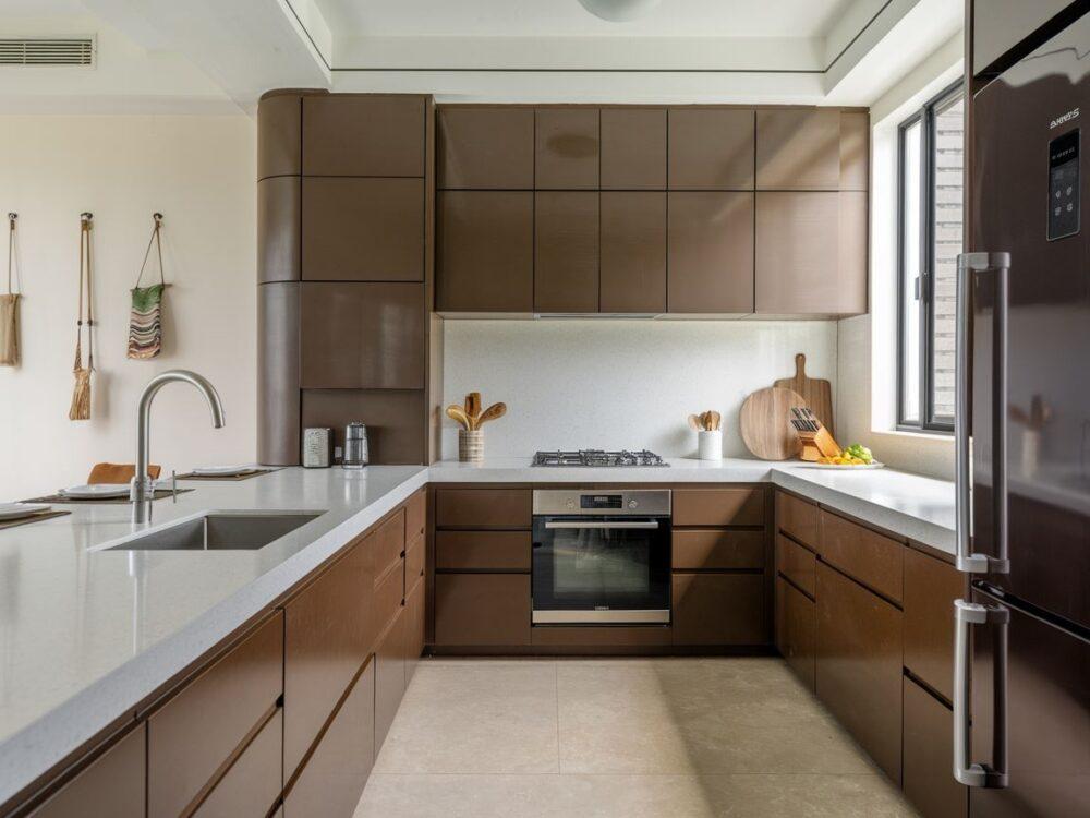 Przytulna kuchnia z drewnianymi szafkami i jasnym blatem