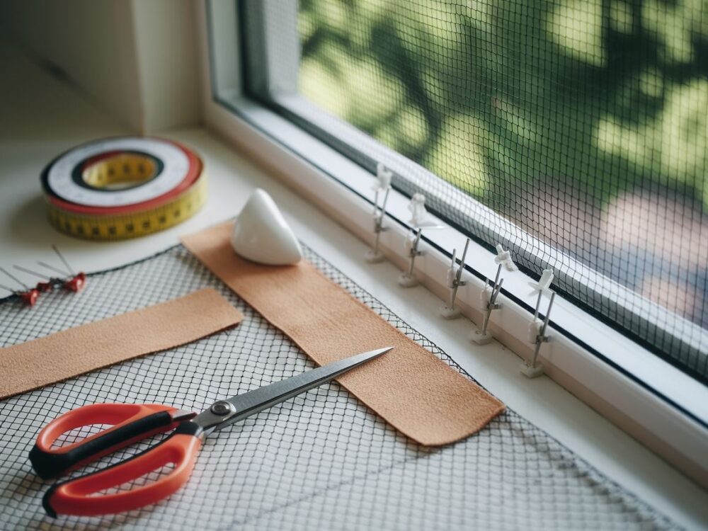 Samodzielne wykonanie moskitiery na okno w domu