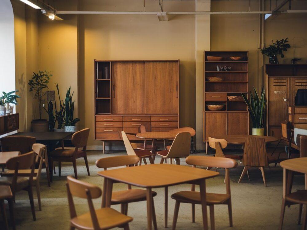 Stare krzesła i stół z czasów PRL