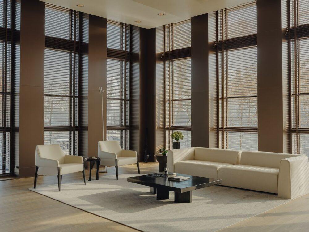 Stylowe żaluzje na brązowych ramach okiennych