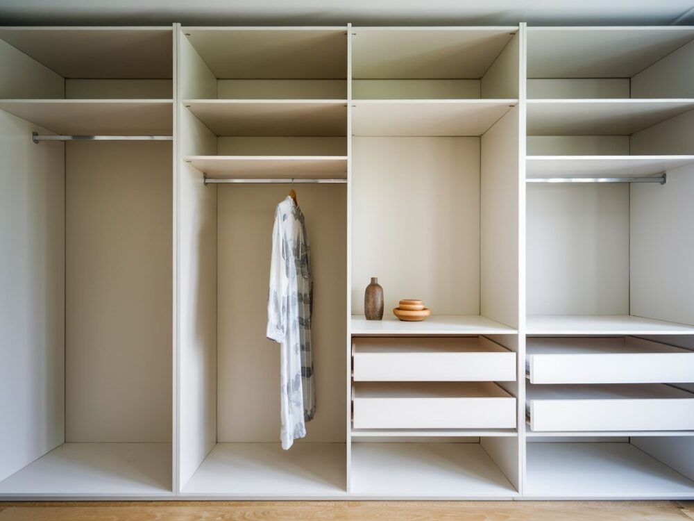 Szafa wnękowa bez pleców eksponująca dekoracyjną ścianę