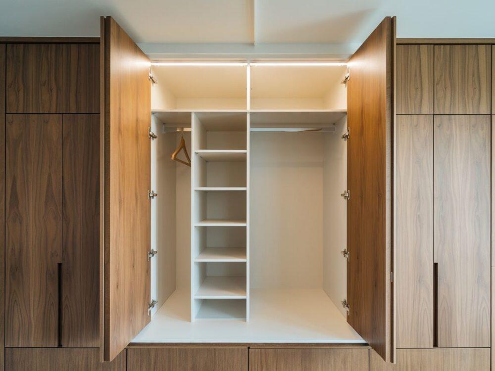 Szafa wnękowa z klasycznymi drzwiami otwieranymi