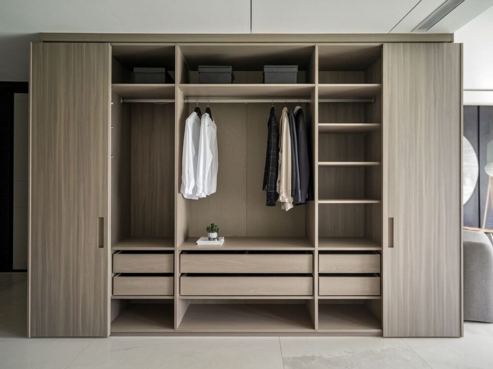 Szafa wnękowa z lustrzanymi drzwiami przesuwnymi