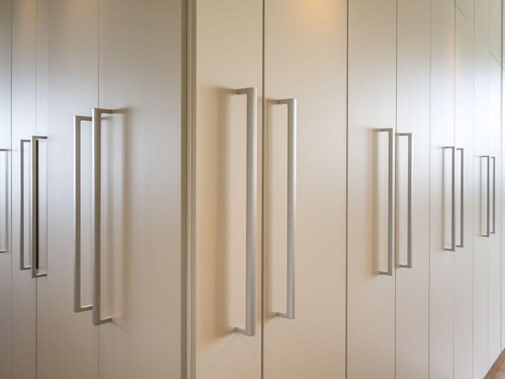 Szafa z uchwytami dopasowanymi do wzrostu użytkownika