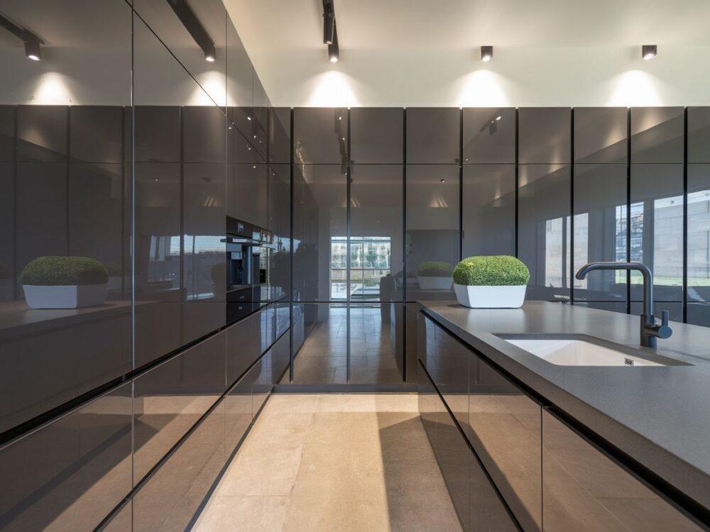 Szafki kuchenne z ergonomicznym cokołem dla wygody użytkownika