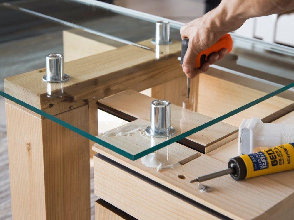 Szklany blat zamontowany na prostym stole