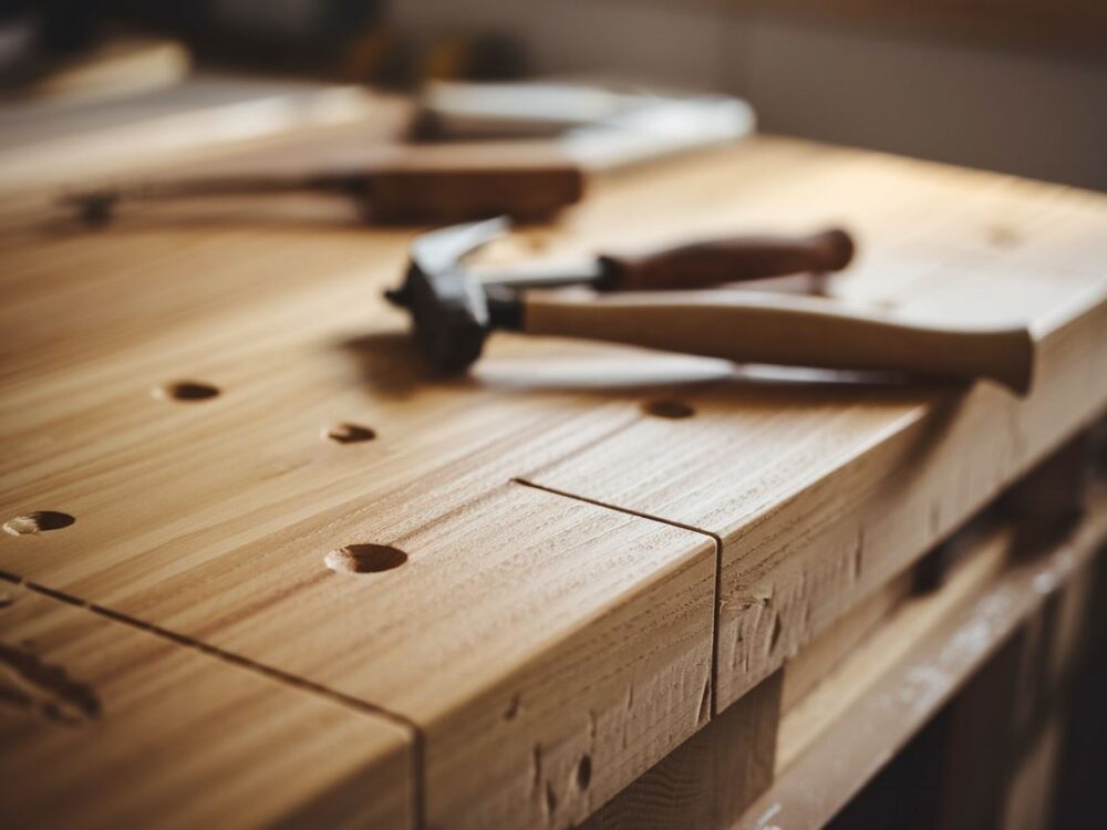 Ukryty wkręt pod drewnianą klapką