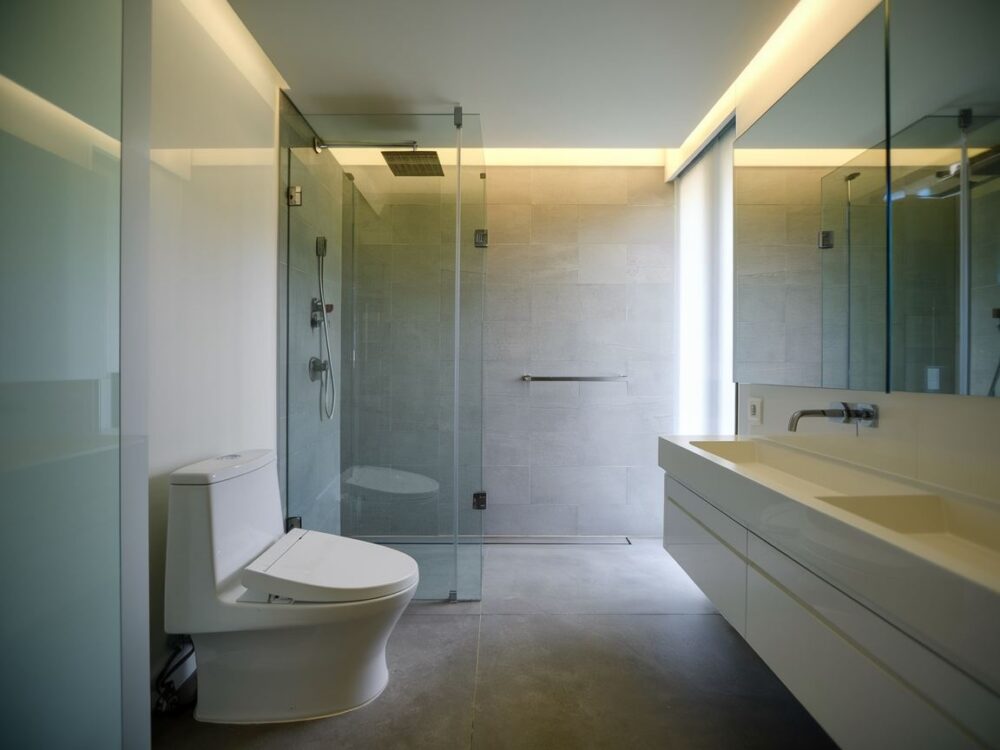 Wentylator łazienkowy w nowoczesnej łazience bez okna