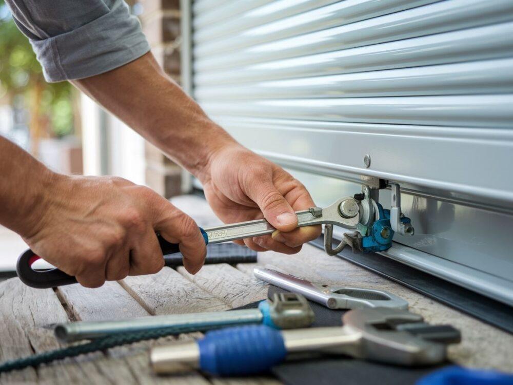 Widok na uszkodzony zwijacz rolety