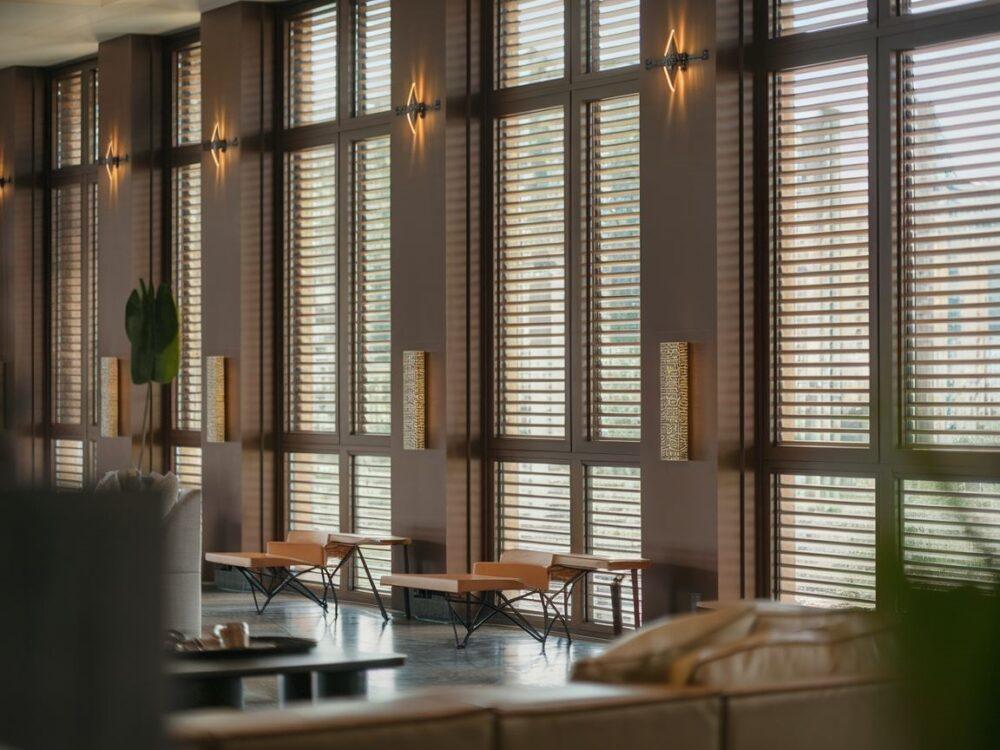 Wnętrze z ciepłym oświetleniem i roletami na brązowych oknach