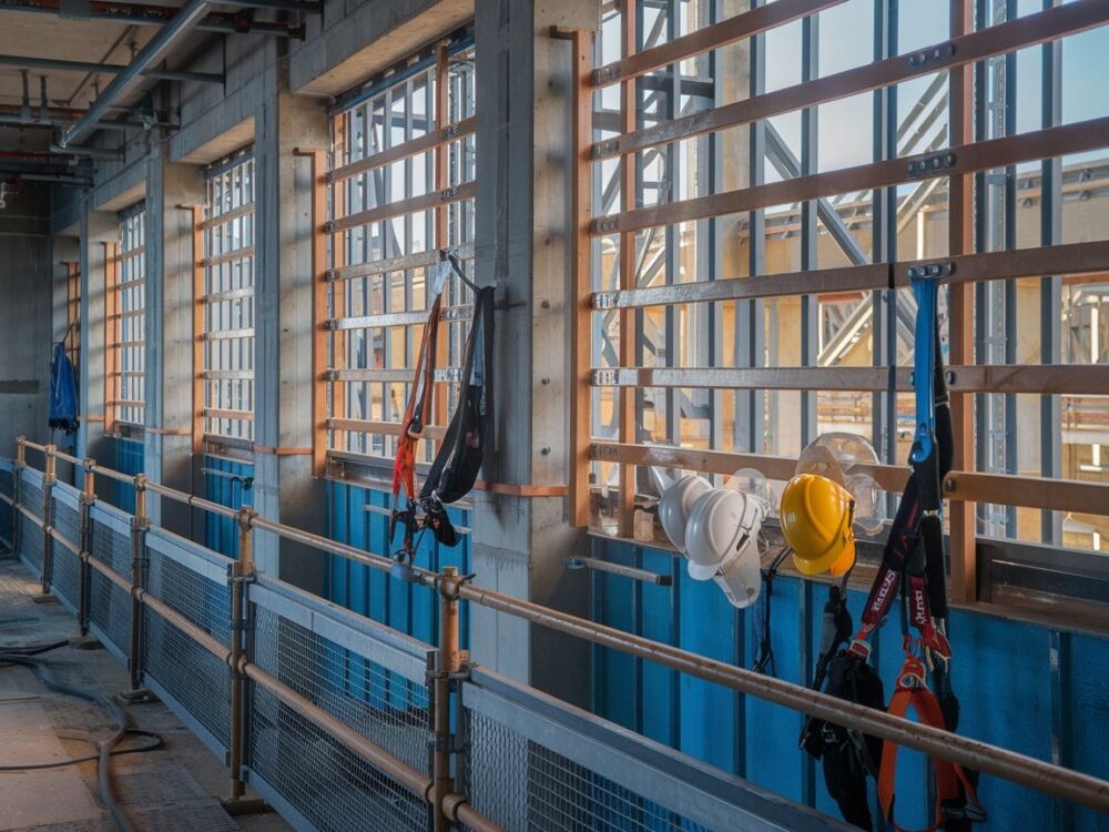 Zabezpieczenia okienne na rusztowaniu